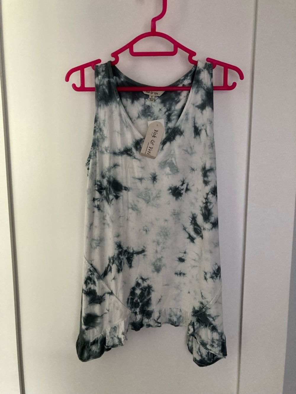 Yak & Yeti sleeveless tank top